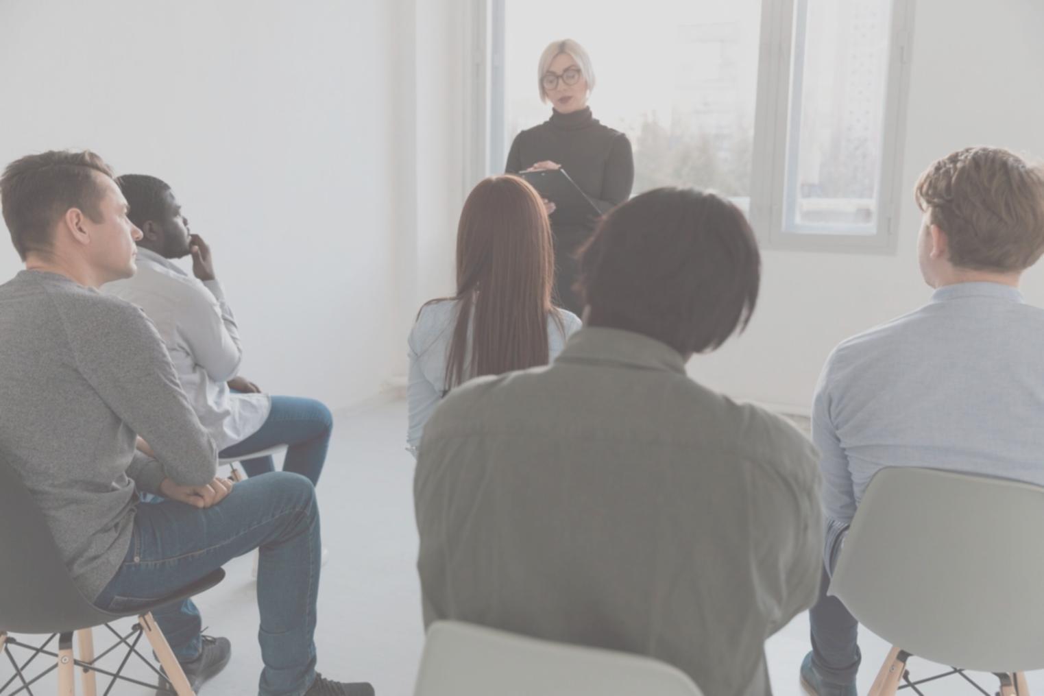 Person arbeitet an Finanzplanung mit Kalender und Dokumenten