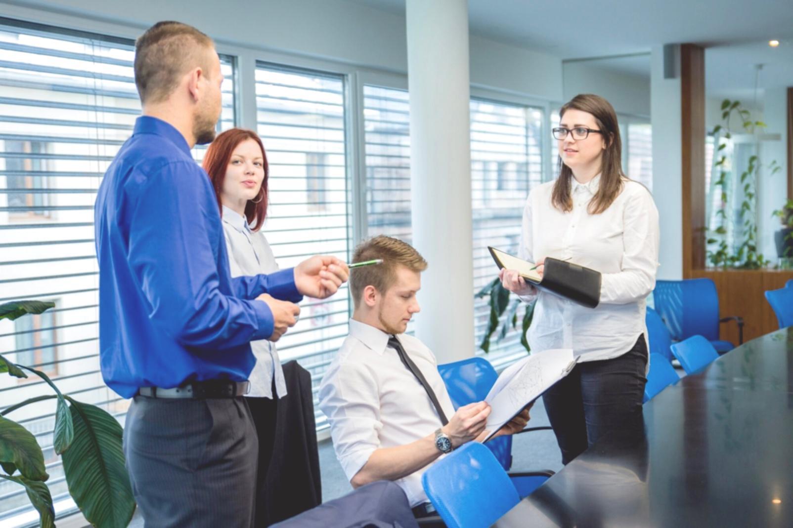 Teilnehmer bei praktischen Budgetplanungsübungen